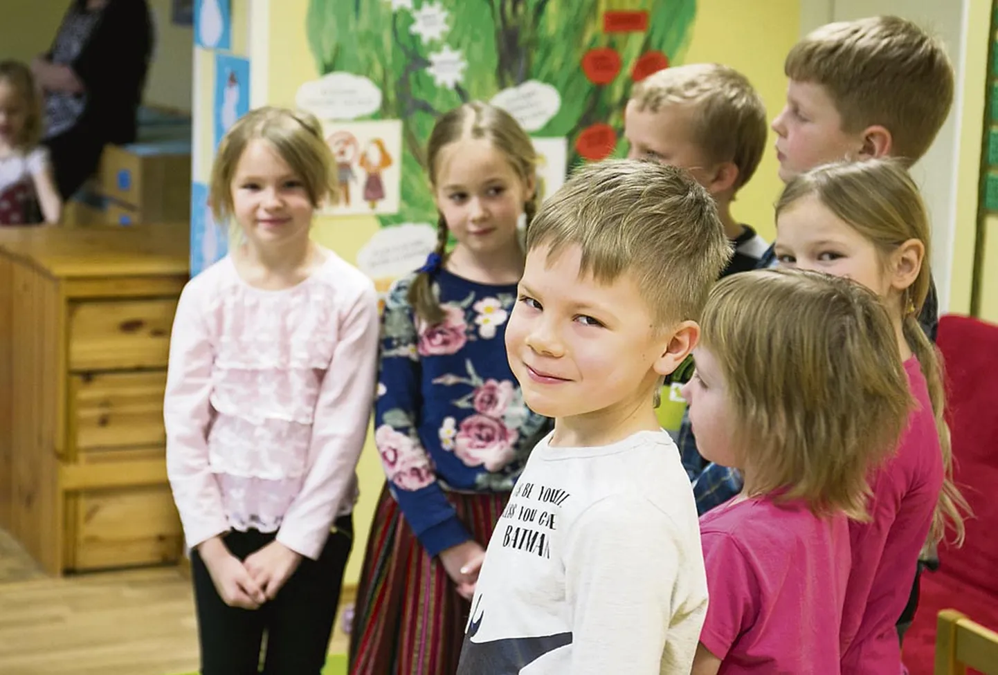 Luuletusi lugesid Kihnu kooli 1. klassi õpilased Uue-Lähiste Karel, Ruudu Aleksander, Uustalu Janete, Rahvamaja Mihkel, Uie-Matu Maria, Tanili Hegle ja Vahtra Getter ning lasteaialaps Tanili Janelle.