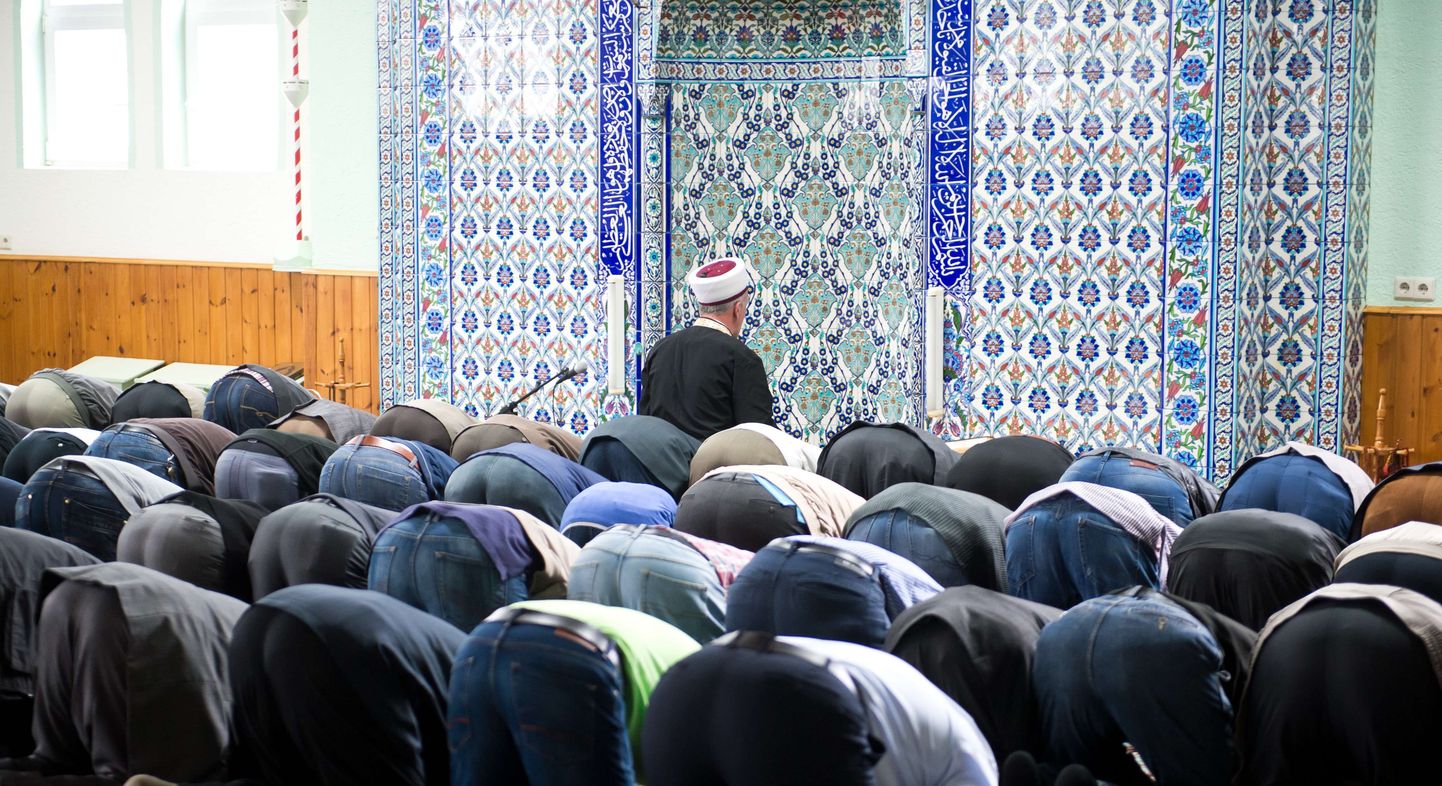 Saksamaal Stuttgartis elavad moslemid mošees palvetamas.