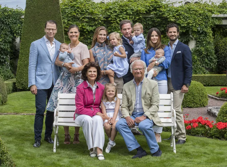 Rootsi kuninglik pere: esireas kuninganna Silvia, printsess Estelle, kuningas Carl XVI Gustaf. Tagareas vasakult prints Daniel, prints Oscar, kroonprintsess Victoria, printsess Madeleine, printsess Leonore, Christopher O' Neill, prints Nicolas, printsess Sofia, prints Alexander ja prints Carl Philip