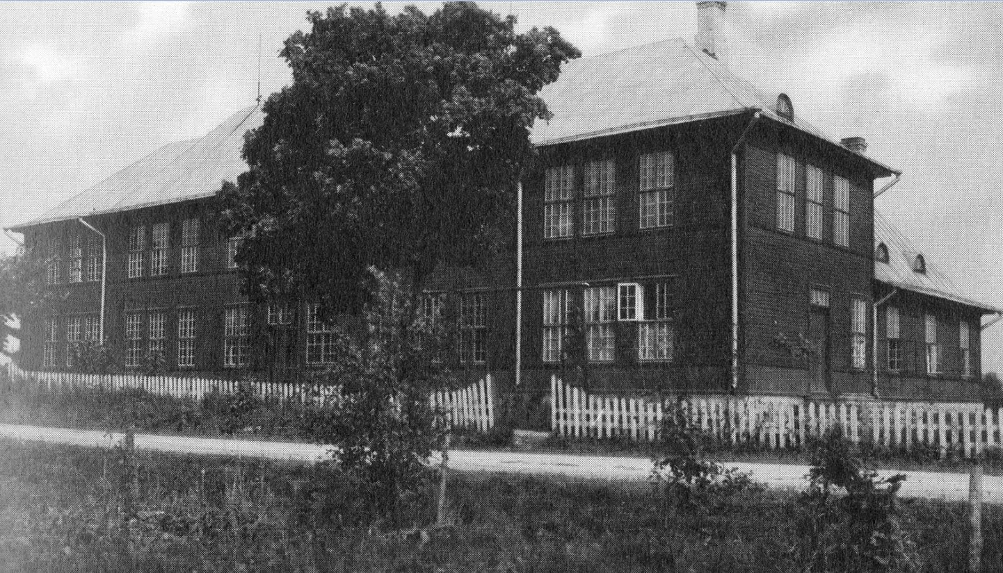 Taebla algkool 1930. aastatel. Hoone eest läheb ajalooline Tallinn-Haapsalu maantee.