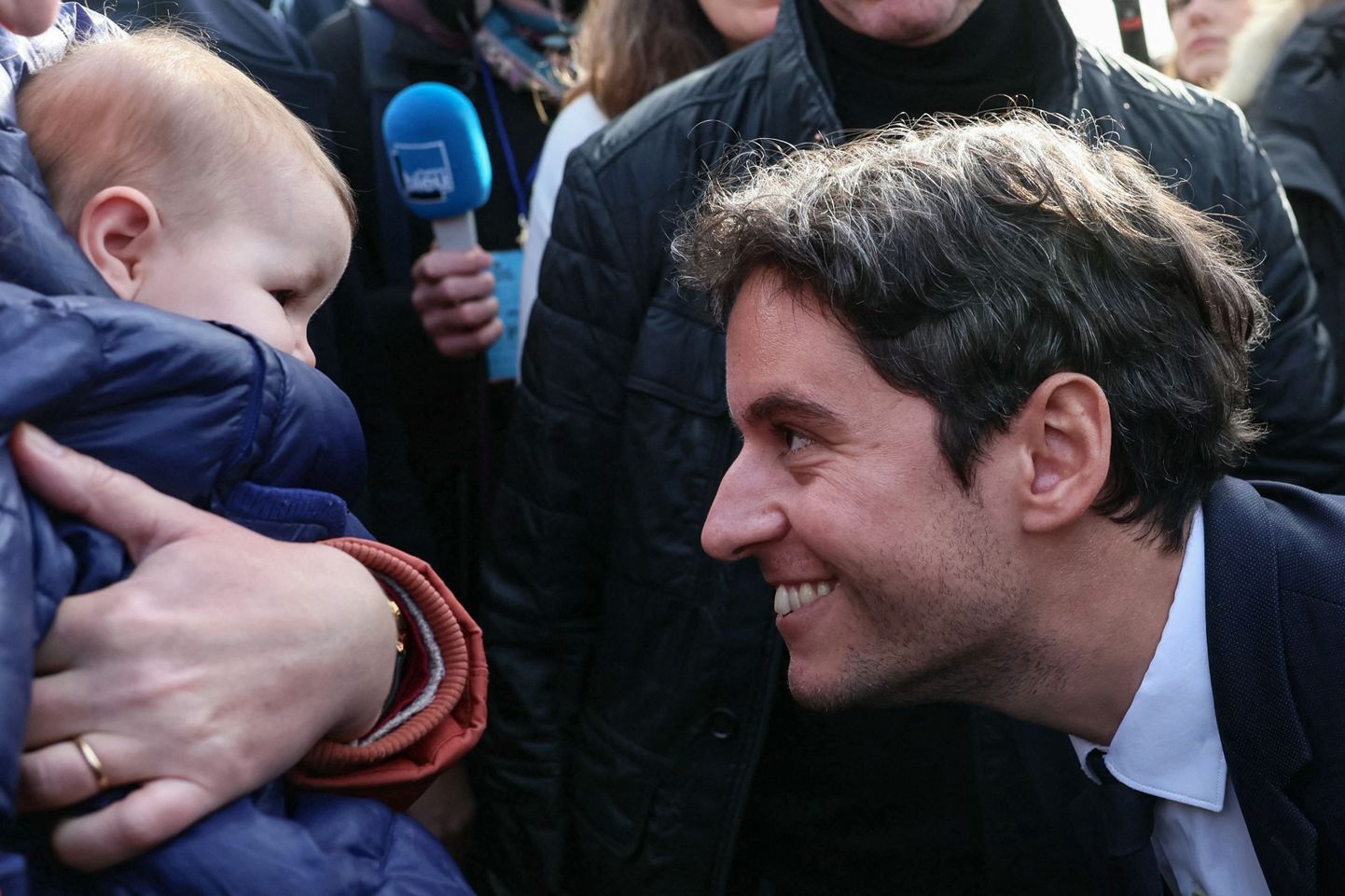 Prantsusmaa peaminister Gabriel Attal kohtub beebiga Orléansi piirkonnakeskuses 28. jaanuaril.