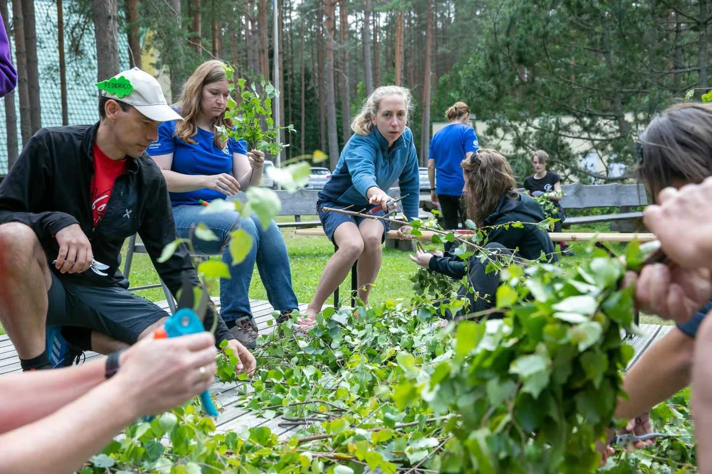 Noored looduskaitsjad said Lahemaa rahvuspargis oma esimese kogemuse, kuidas vihta teha.