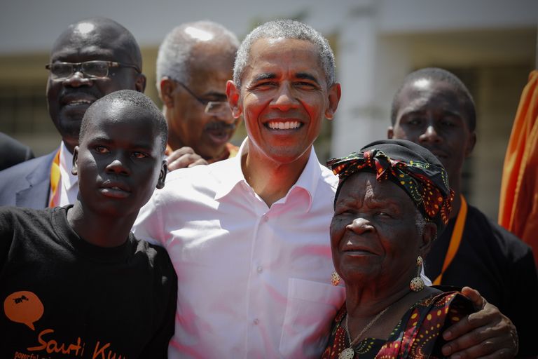 USA endine president Barack Obama 2018. aastal Keenias, kus ta kohtus oma kasuvanaema Sarah Obama ja teiste sugulastega.