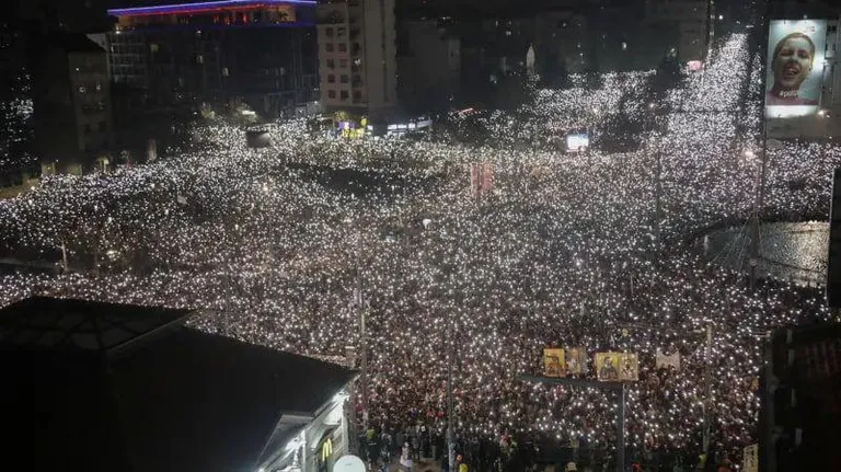 По разным оценкам, в Белграде на митинг вышли от 100 до 300 тысяч протестующих против коррупции