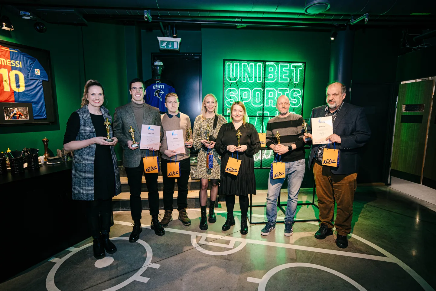 Fotol Unibet Sports Bar Tallinnas kohal käinud võitjad.