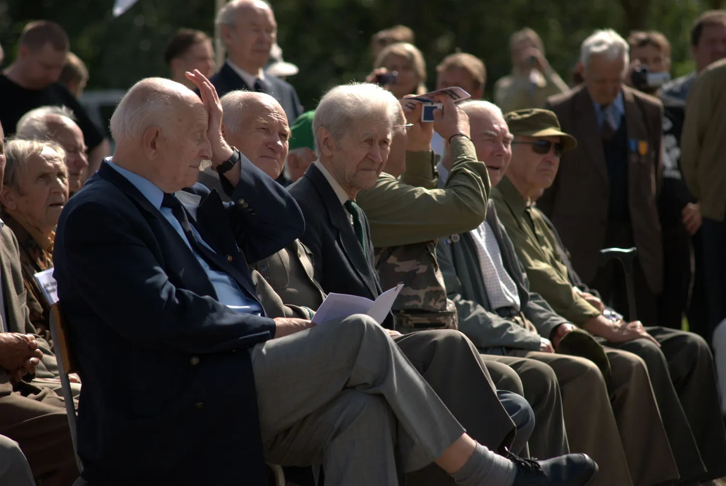 26 июля в Синимяэ собрались ветераны Ваффен СС, а также члены "Клуба друзей Эстонского легиона". На мероприятие, которое завершилось в 15 часов, также пришли некоторые политики