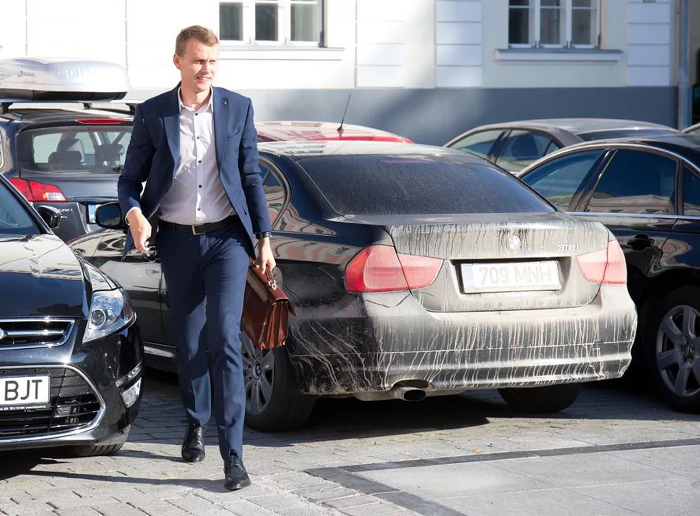 Kuigi Priit Toobal väidab, et ta sõidab peamiselt maasturiga Mitsubishi Pajero Sport, saabus ta 15. septembril tööle BMW-ga.