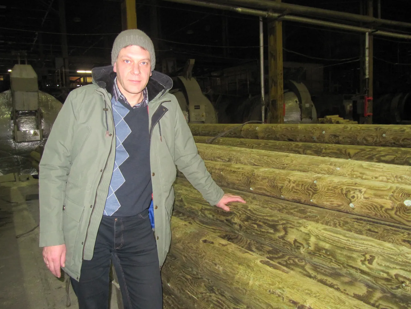 Nordic Lumberi tegevjuht Taavi Saar ja peagi Lähis-Itta saadetavad elektripostid.