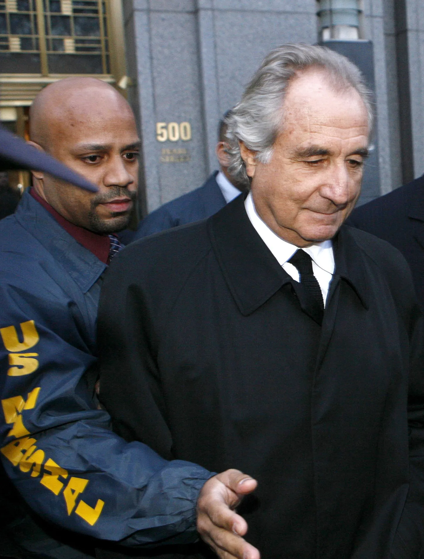 Kõigi aegade suurima püramiidskeemi autor Bernard Madoff (paremal) 2009. aasta jaanuari alguses kohtusse minemas.