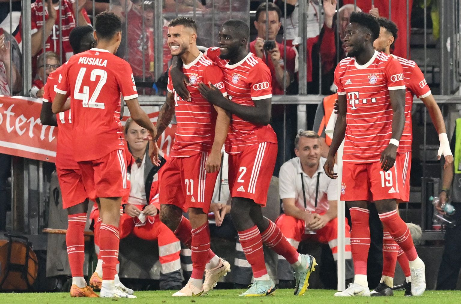 Müncheni Bayerni mehed väravat tähistamas.