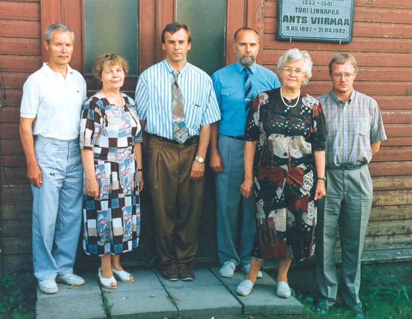 1997. aasta suvel kinnitati endisele Türi linnapeale Ants Viirmaale kuulunud maja seinale mälestustahvel. Pildil vasakult Ants Viirmaa poeg Jaan–Ants Viirmaa, tütar Sirje–Reet Viirmaa, Türi linnavalitsuse haridus– ja kultuurinõunik Kaarel Aluoja, Türi linnapea Theo Aasa, Ants Viirmaa tütar Maret Kask ja tema poeg Rein Kask.