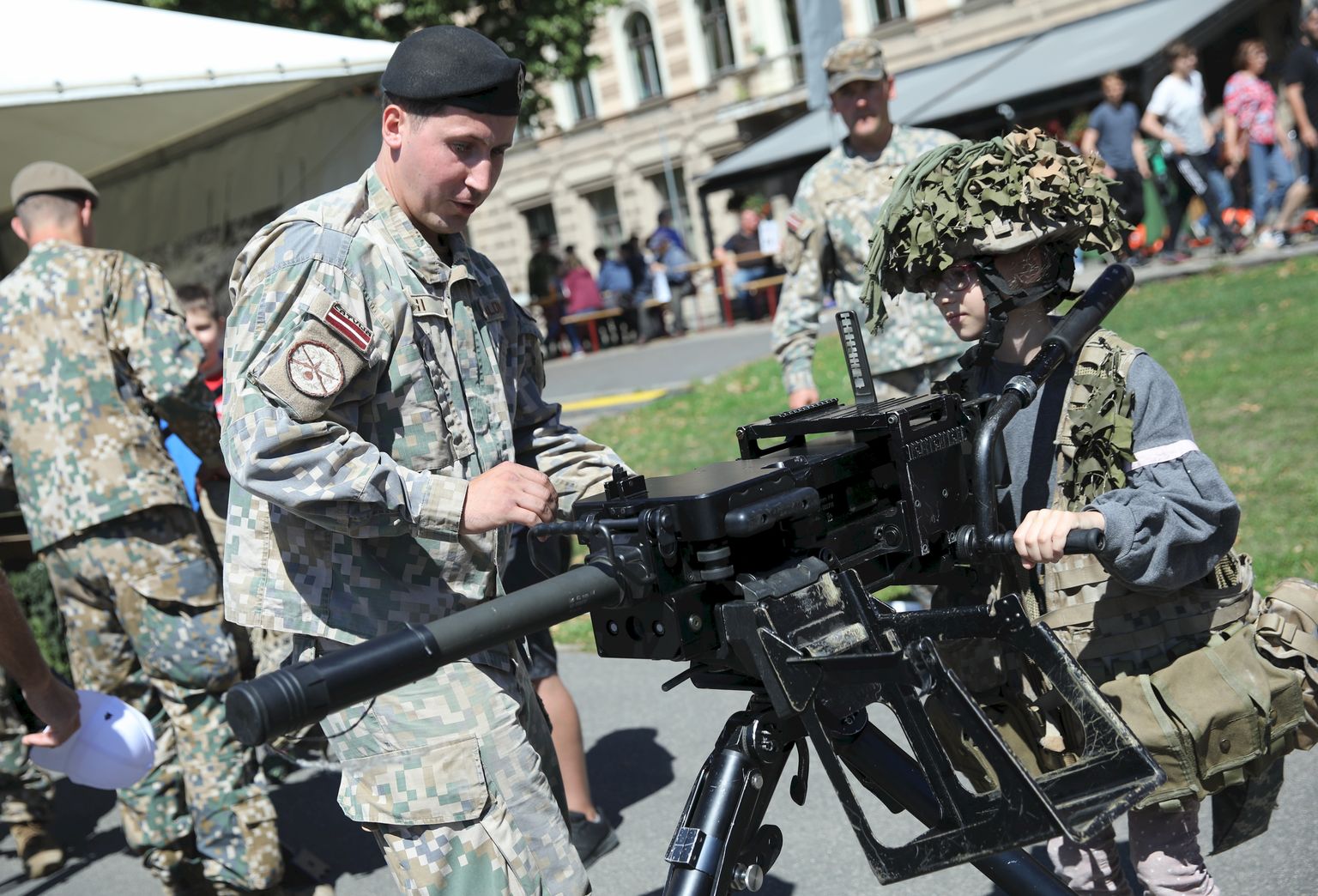 Latvijas armijas simtgades svinības 11.novembra krastmalā