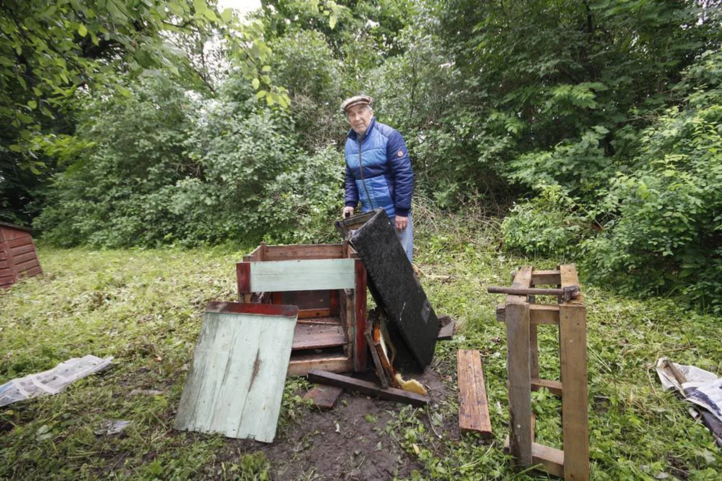 Jahiseadused on jäigad: kui karu hoovi peale laamendama tuleb, nagu juhtus tänavu juunis Kolga-Jaani vallas Arvo Kimmeli Vana Kimeli talus, siis enne augustit mesikäppa sihikule võtta ei tohi. Nüüd on aga üks karu tänu nuhtlusloale maakonnas vähem – kas seesama, kes pahandust tegi, ei tea keegi.
