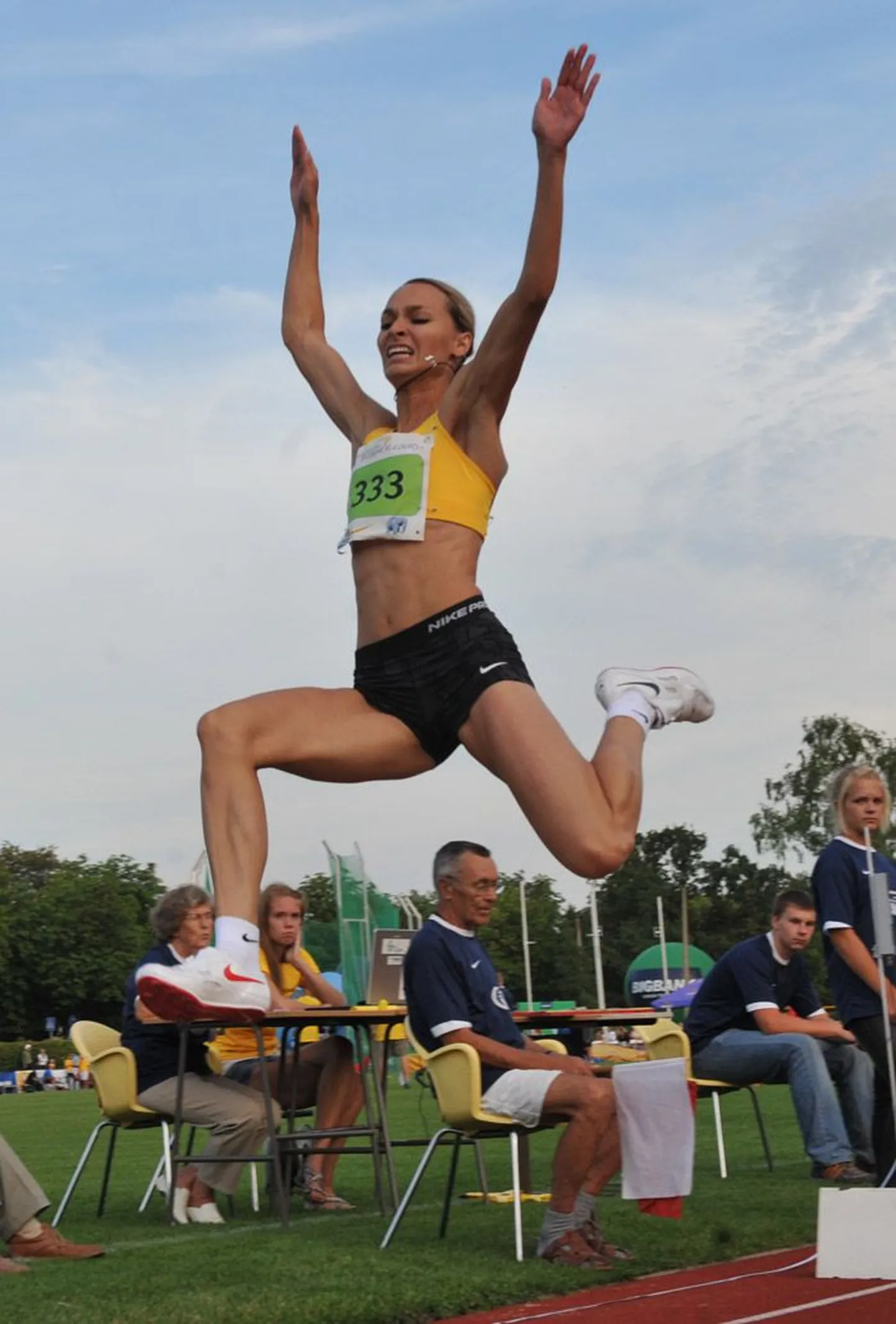 Ксения Балта доказала, что может отлично прыгать.