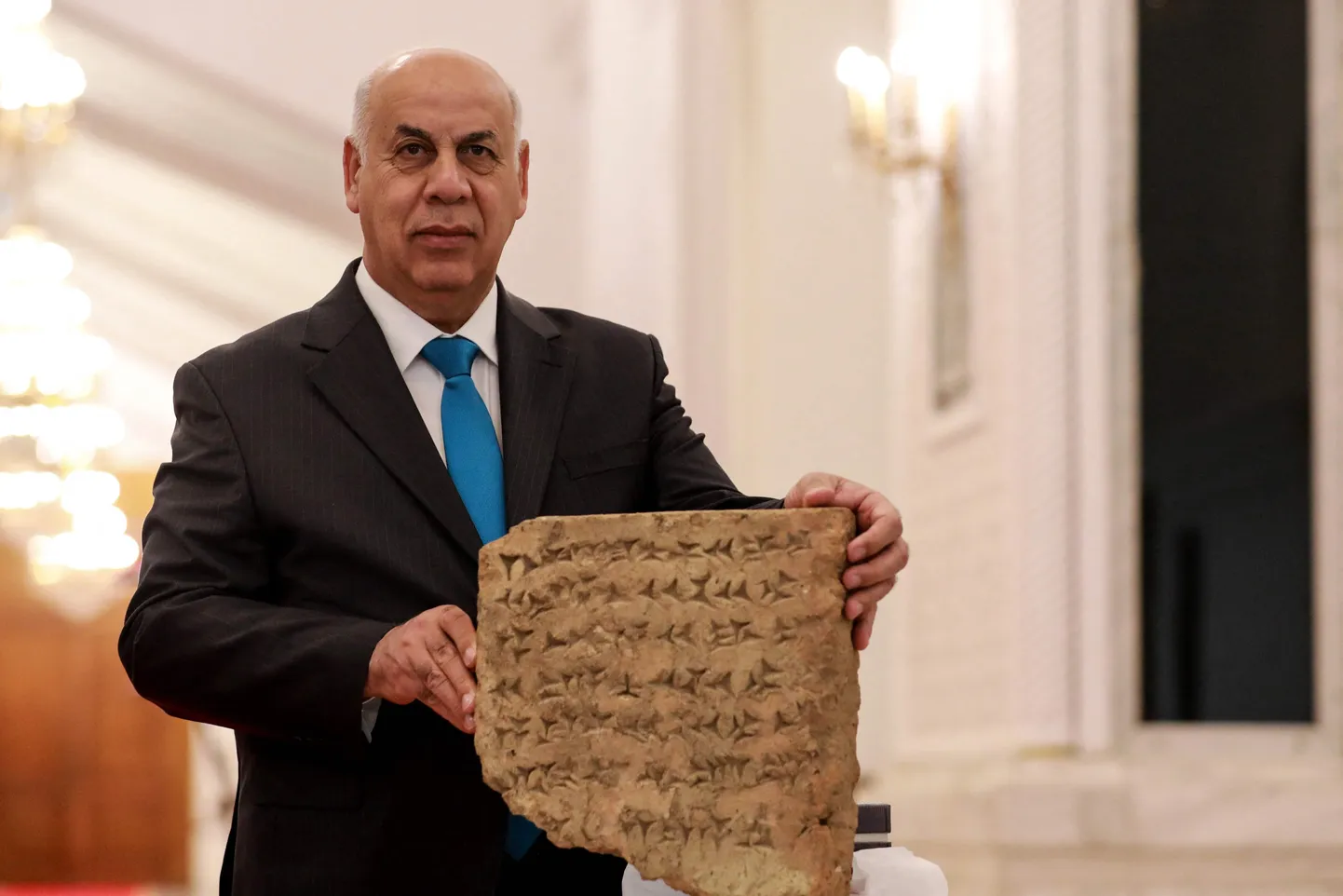 Iraagi kultuuriminister Ahmed Fakak al-Badrani esitleb 2800-aastast kivitahvlit, mille tema riik sai tagasi Itaalialt.