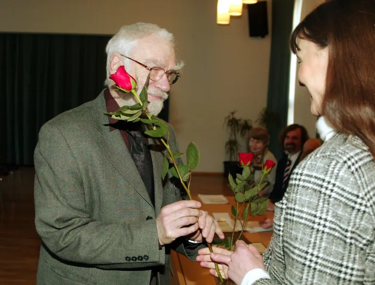 2002. aastal võitis Põldroos romaaniga «Joonik kivi» Eesti romaanivõistlustel III koha preemia.