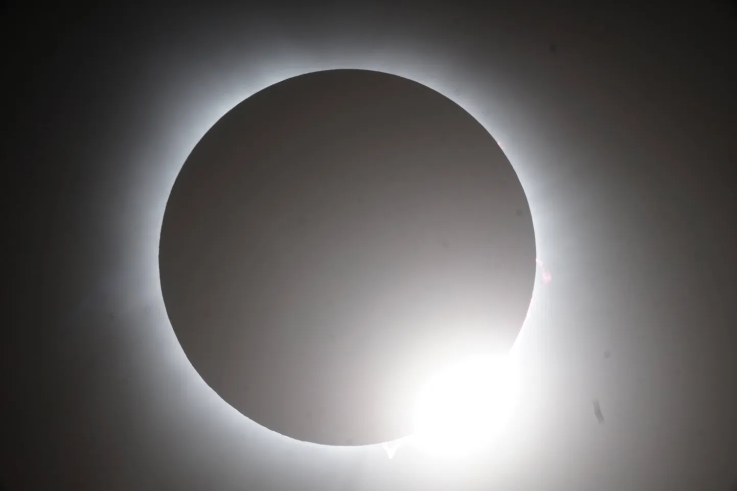 Astrofotograaf Andrew McCarthy tabatud kaader täielikust päikesevarjutusest.