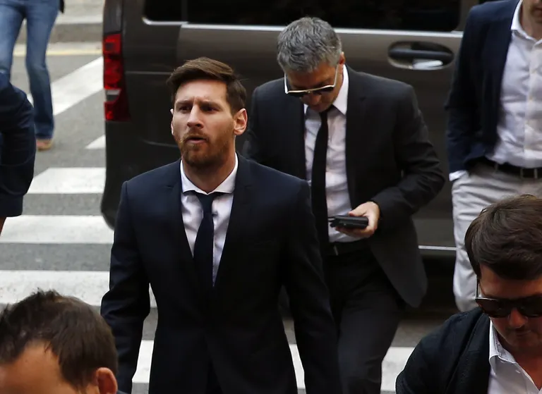 Lionel Messi (ees) koos isaga kohtumajja astumas.