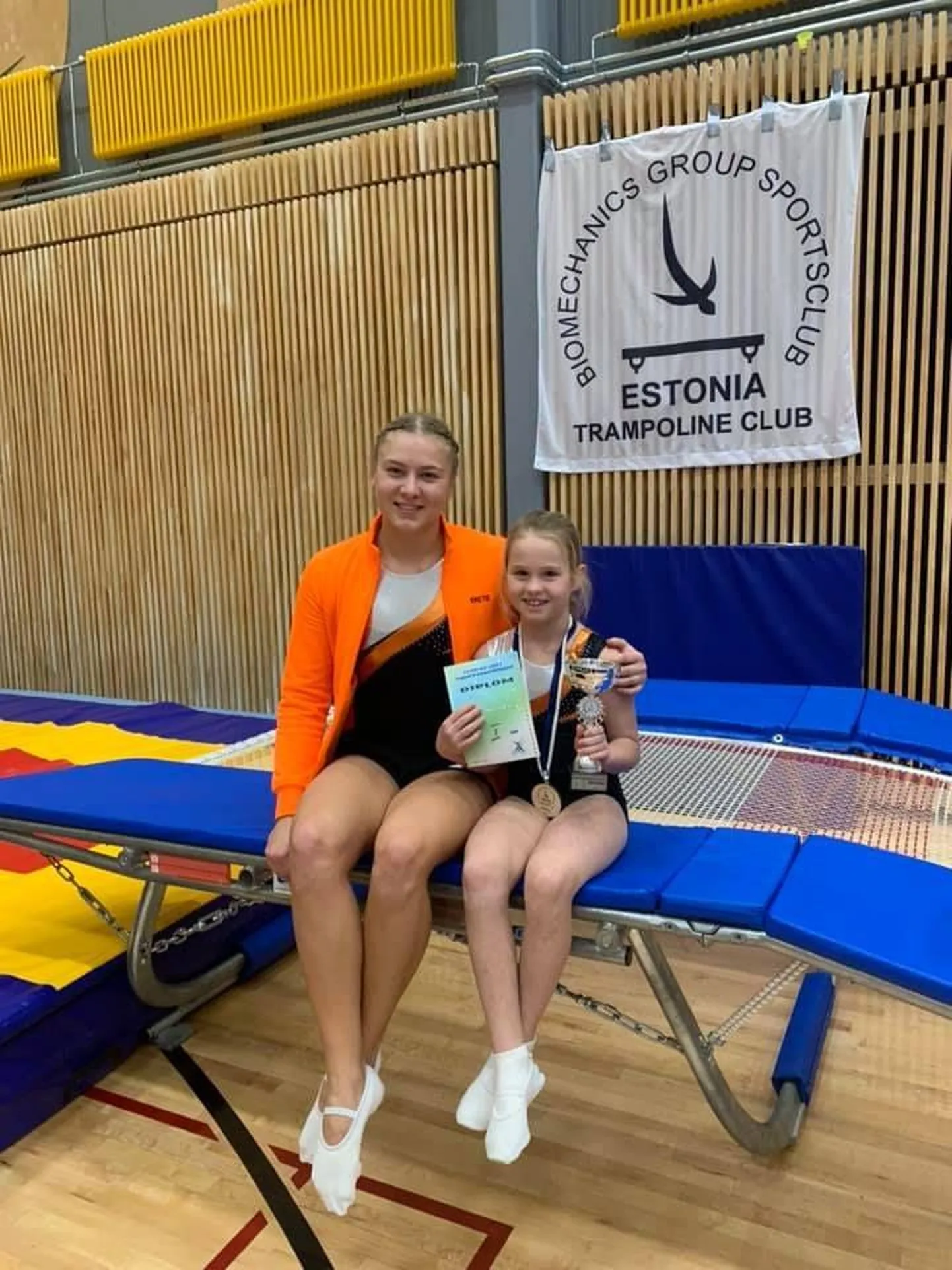 Krete Kaasik võib oma hoolealuse Marta Elli Kiuru üle väga uhke olla, sest väike topelttrampetihüppaja sai miniklassis esikoha.