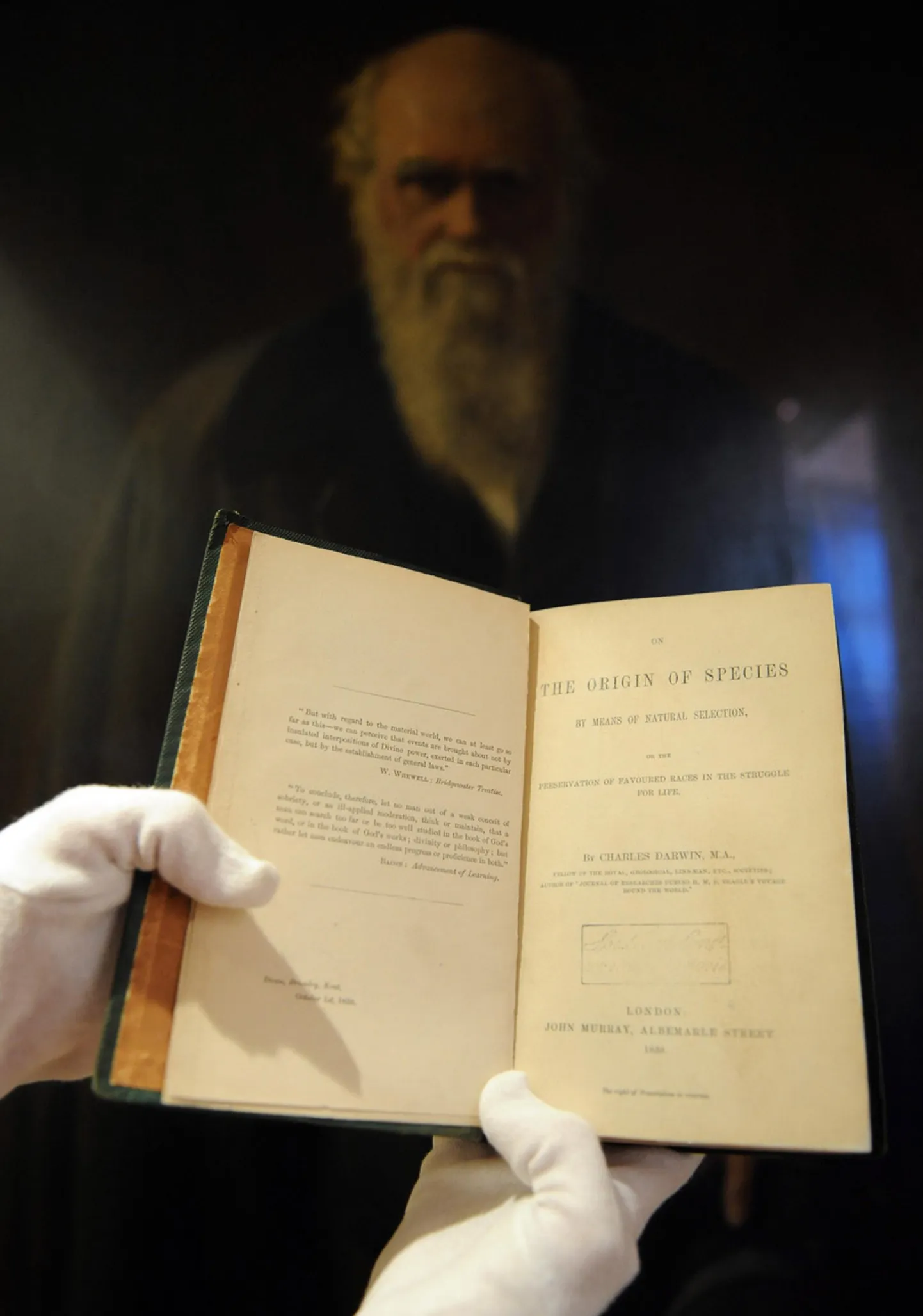 Charles Darwin vaatab portreelt «Liikide tekkimise» esmatrükki.