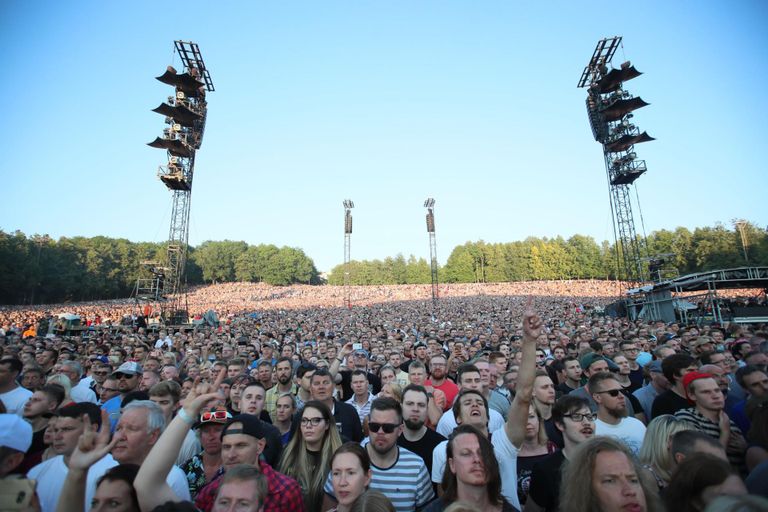 Rahvas Guns N' Rosesi kontserdil Tallinnas.
