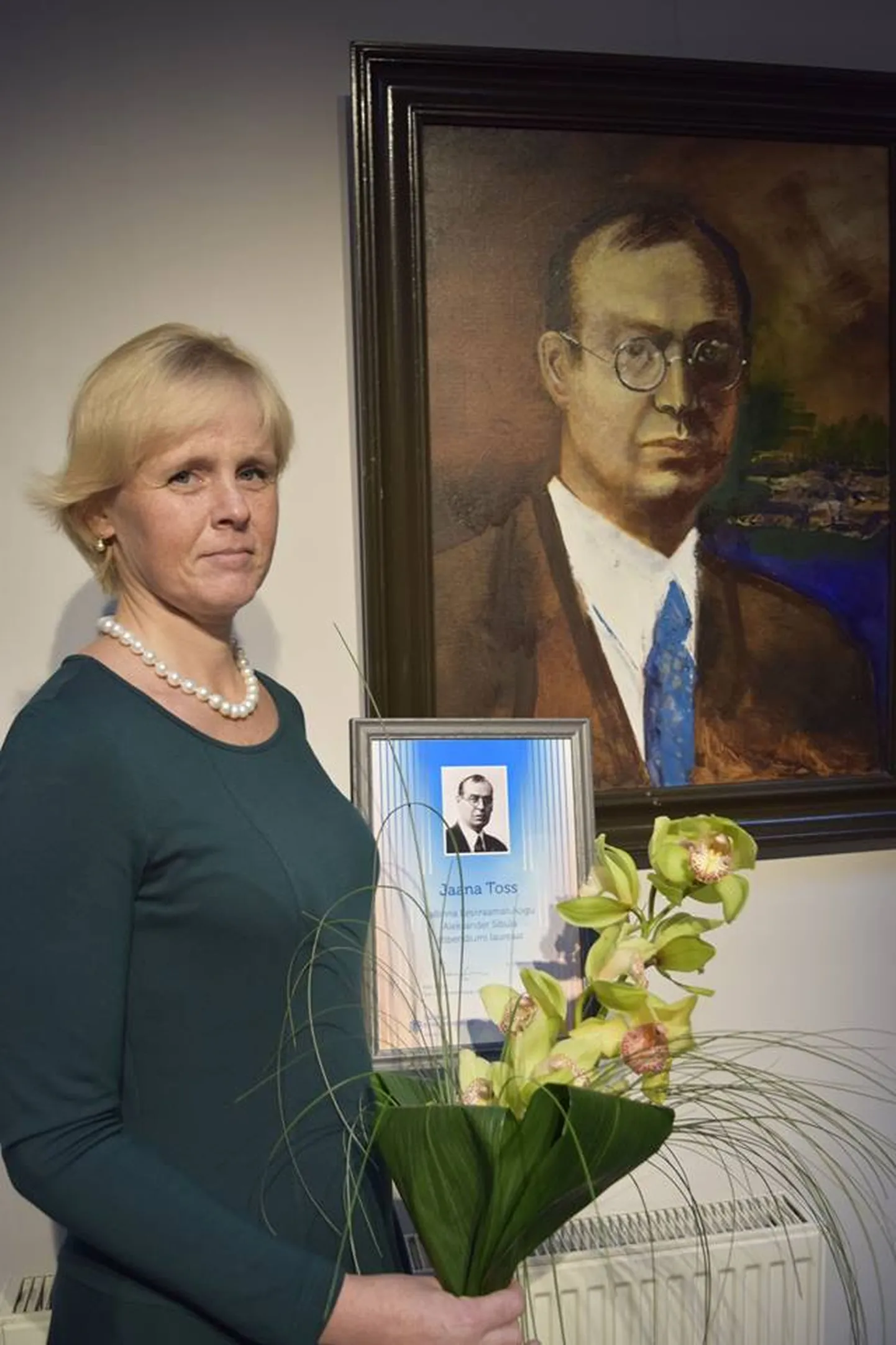 Jaana Toss sai stipendiumi kätte Aleksander Sibula erialapäeval.  TALLINNA KESKRAAMATUKOGU