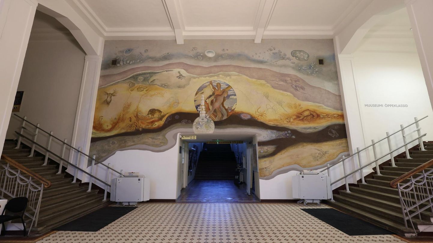 Tartu ülikooli loodusmuuseumi fuajeesse siseneja märkab kahe trepi vahel kõigepealt hiigelsuurt seinamaali. See on Ilmar Malini «Strata vitae».