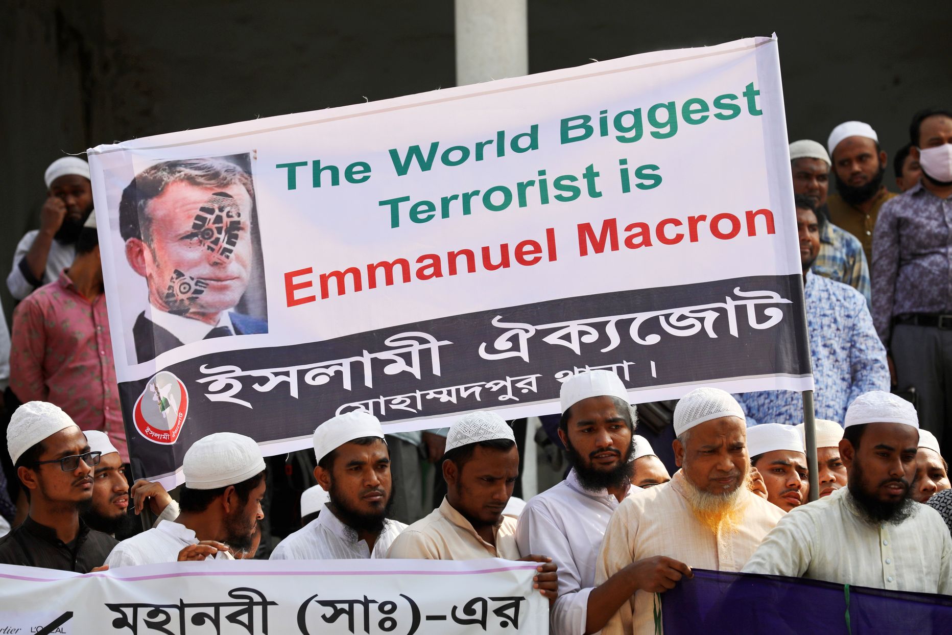 Bangladeshis Dhakas toimunud  protestil oli näha plakatit, millel nimetati Prantsuse presidenti Emmanuel Macroni maailma suurimaks terroristiks