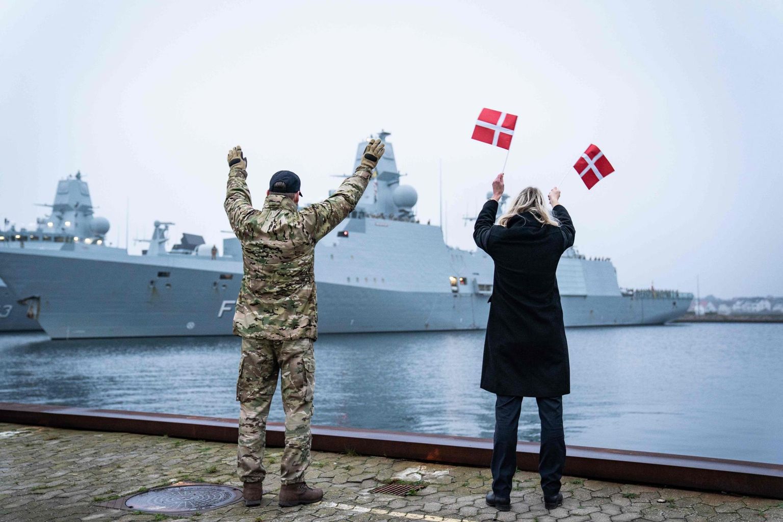 Taani kaitseminister Trine Bramsen (seljaga, paremal) tervitab Korsøri sadamasillal detsembris Hormuzi väinast neli kuud kestnud missioonilt naasnud mereväe fregati Iver Huitfeldt meeskonda. 