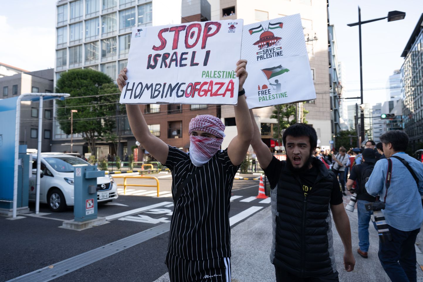 Gaza pommitamise lõpetamist nõudvad meeleavaldajad Jaapani pealinnas Tokyos.