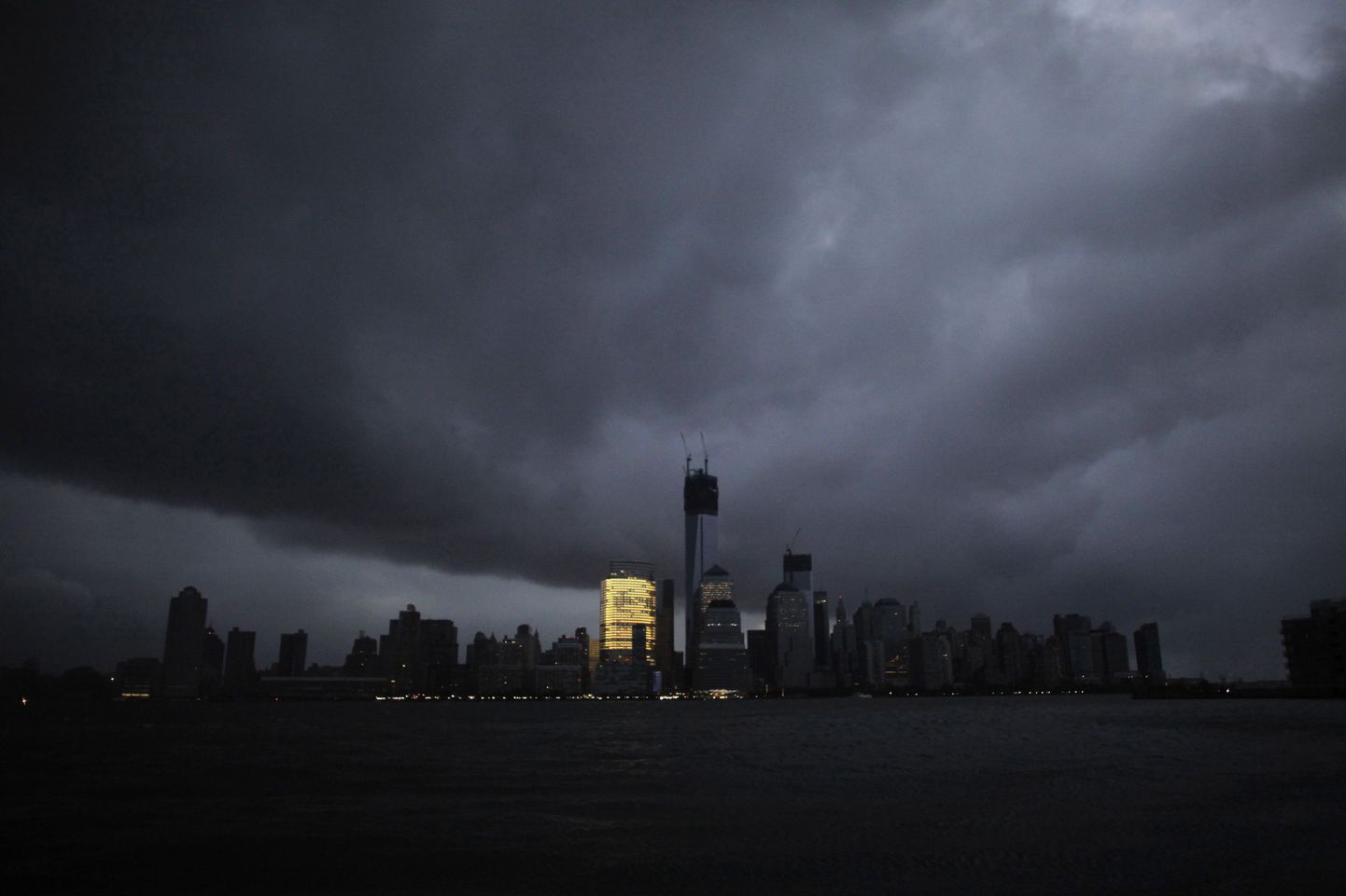 Manhattani linnajoon hetkel, mil orkaan Sandy tõttu lülitati ennetavalt elekter välja. Ainuke valgusest kiirgav hoone on Goldman Sachs'i ehitis.
