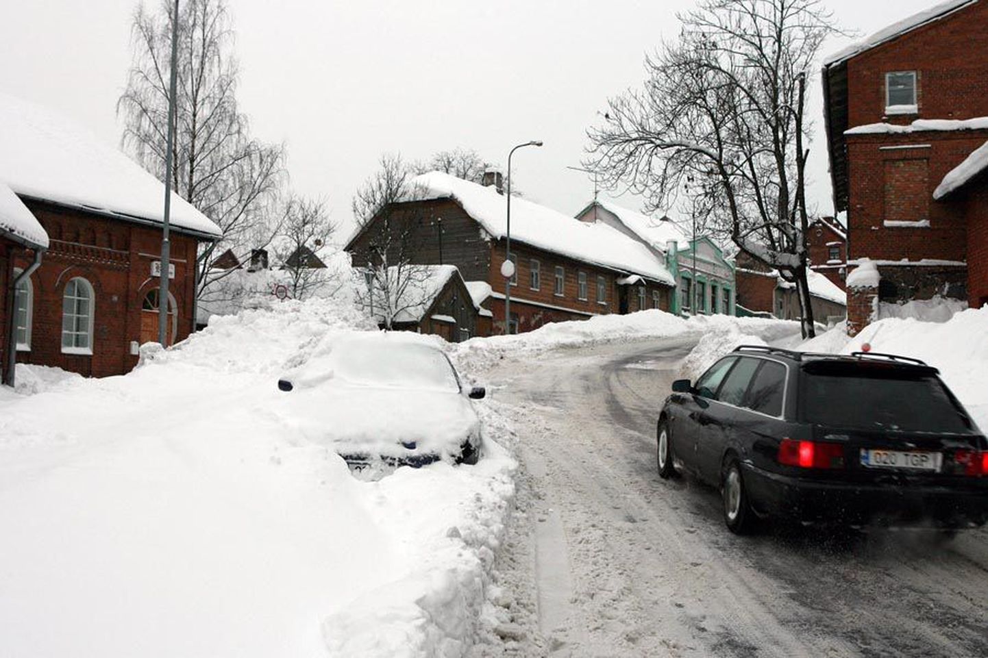 Viljandi linnavalitsus palub teede äärde autosid mitte parkida, sest seal jäävad need lumekoristusel ette.