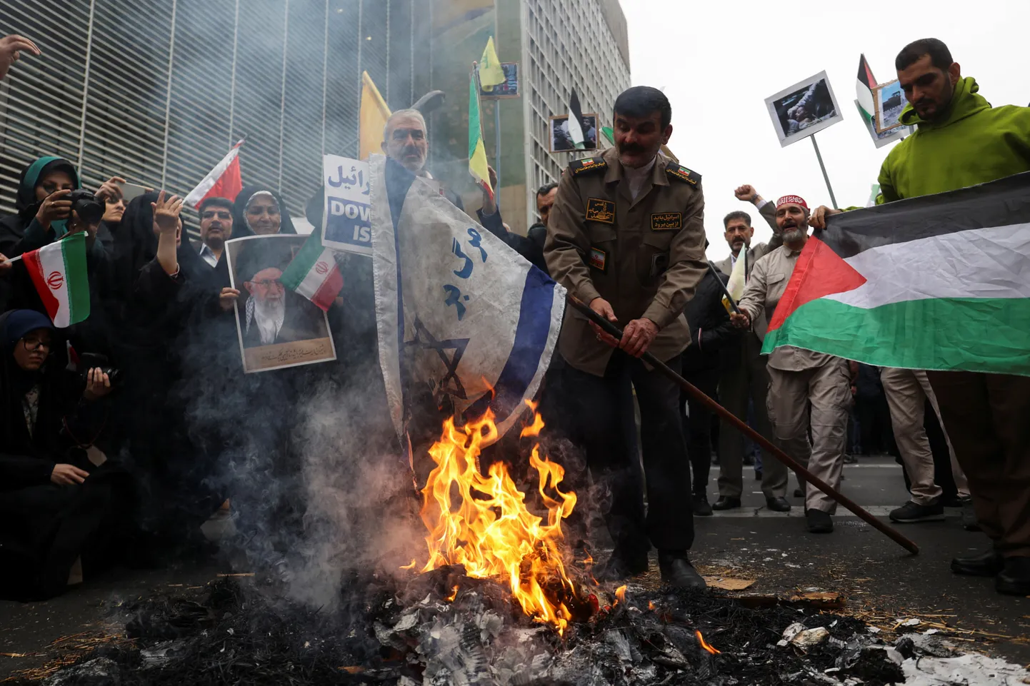 Teherani elanik põletamas Iraani pealinnas toimununud meeleavaldusel Iisraeli lippu.
