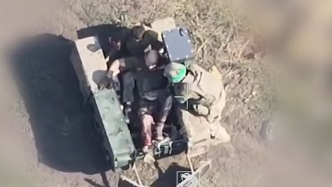 AJALOOLINE VIDEO ⟩ Ukraina mehitamata robotid tõid vaenlase tule alt välja kolm haavatud sõdurit