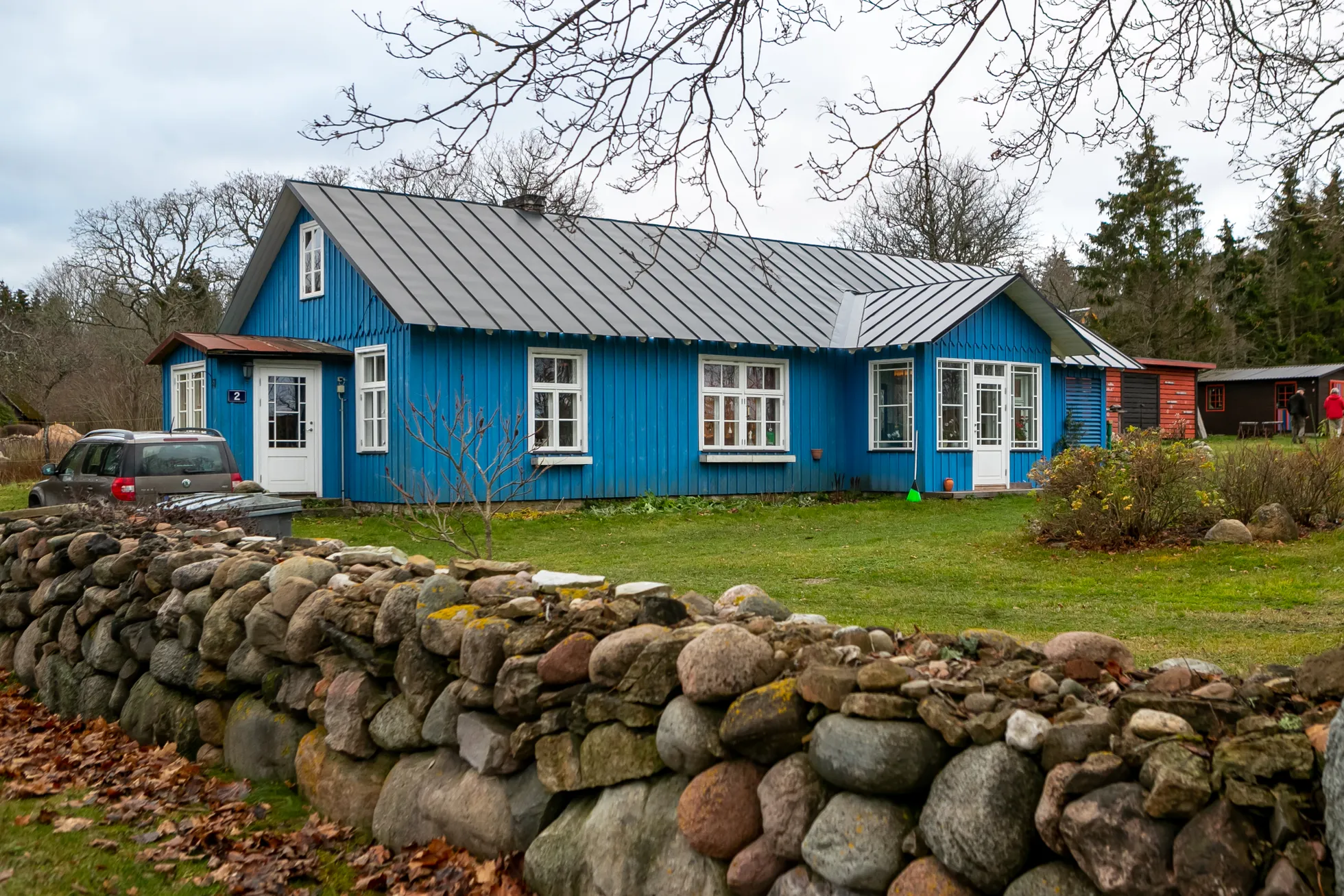 Tänaseks sinise tooni saanud elumajal on seljataga pikk ajalugu. Algus jääb kuhugi 1890. aastatesse, hiljem on lisandunud neljas järgus juurde- ja ümberehitusi.