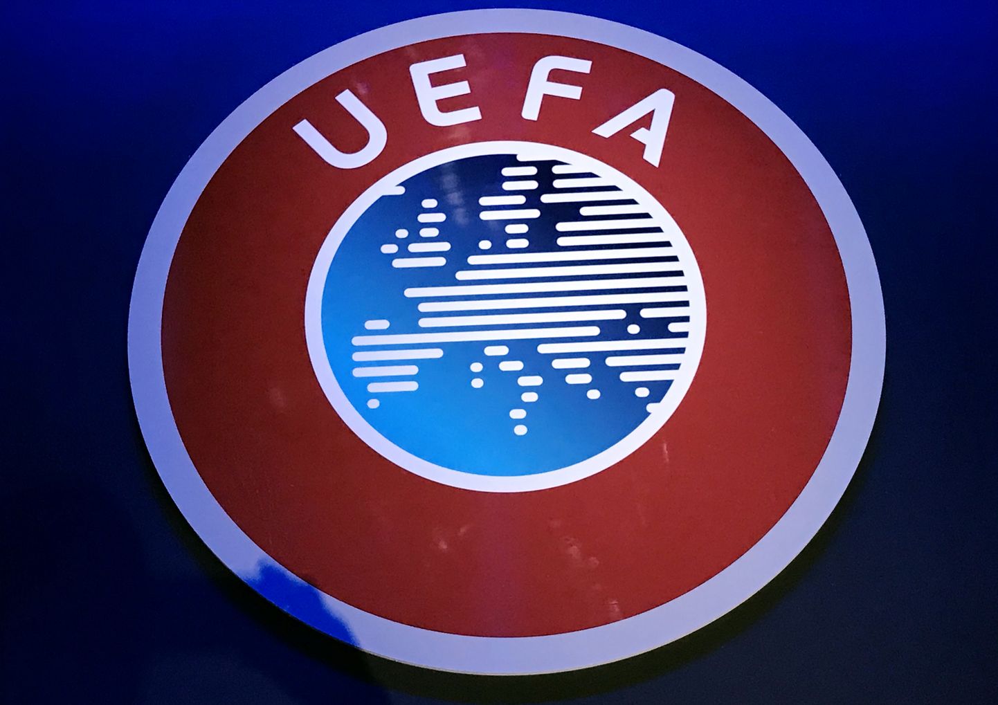 Euroopa Jalgpalliliit UEFA kutsus üles liikmesriike hooaega veel mitte lõpetama.