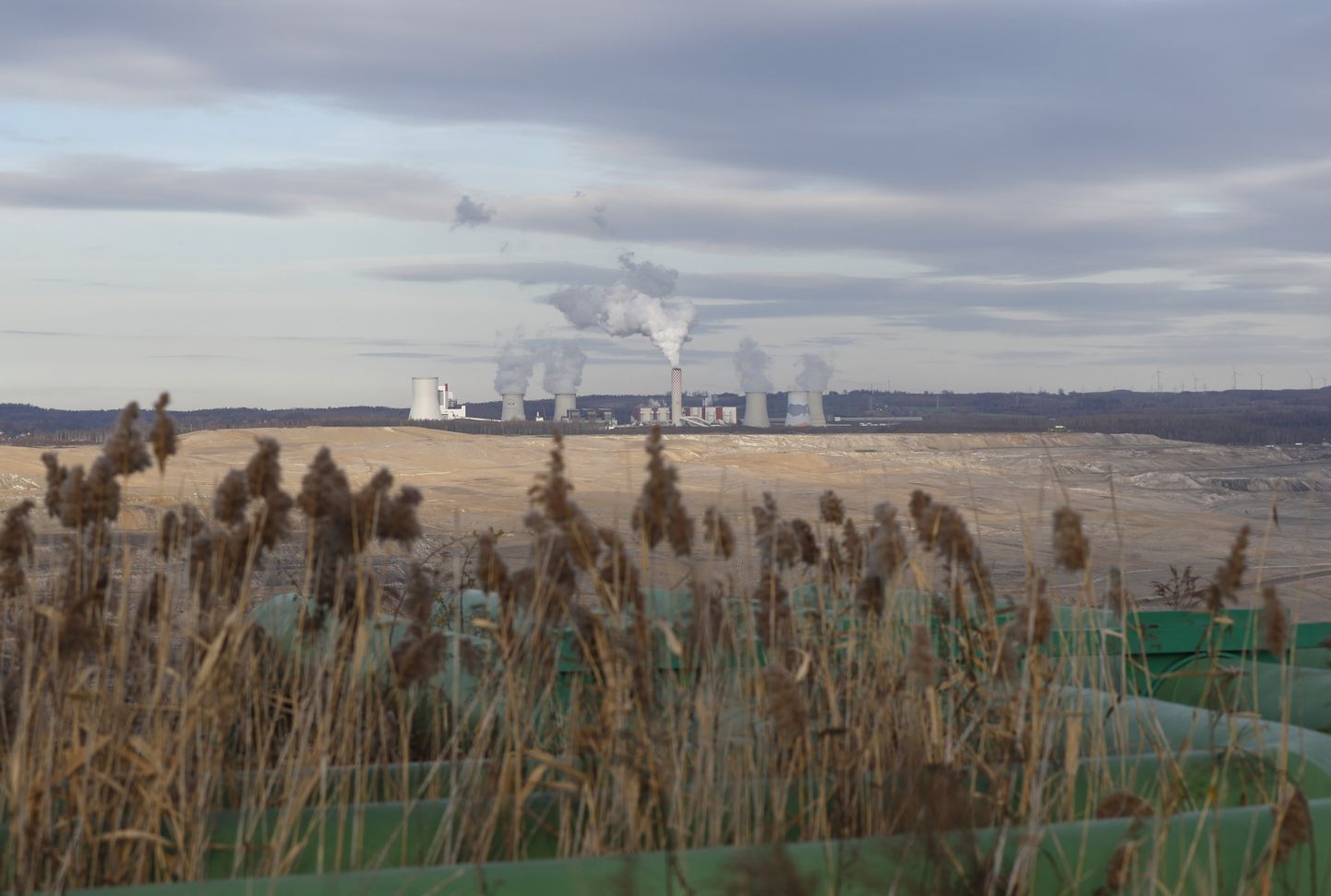 Turów söeelektrijaamast kerkiv suits jõuab lisaks Poolale ka Tšehhisse ja Saksamaale. Nüüd plaanitakse seal samas asuv pruunsöekaevandus laiendada kõigest 100 meetri kaugusele Tšehhi piirist.