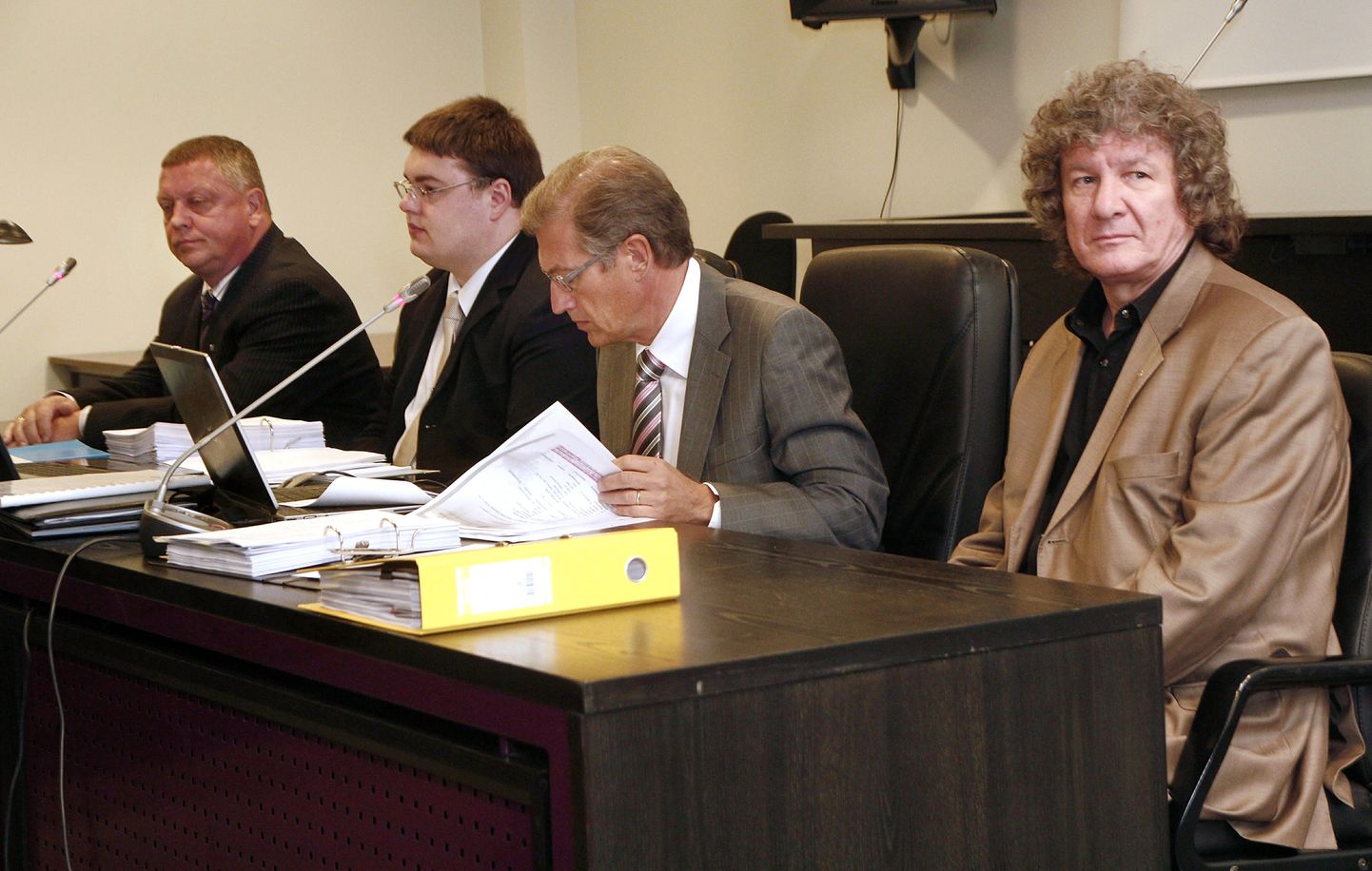 Garri Suuk (vasakul) ja Elmar Lepp (paremal) koos kaitsjatega kohtusaalis.