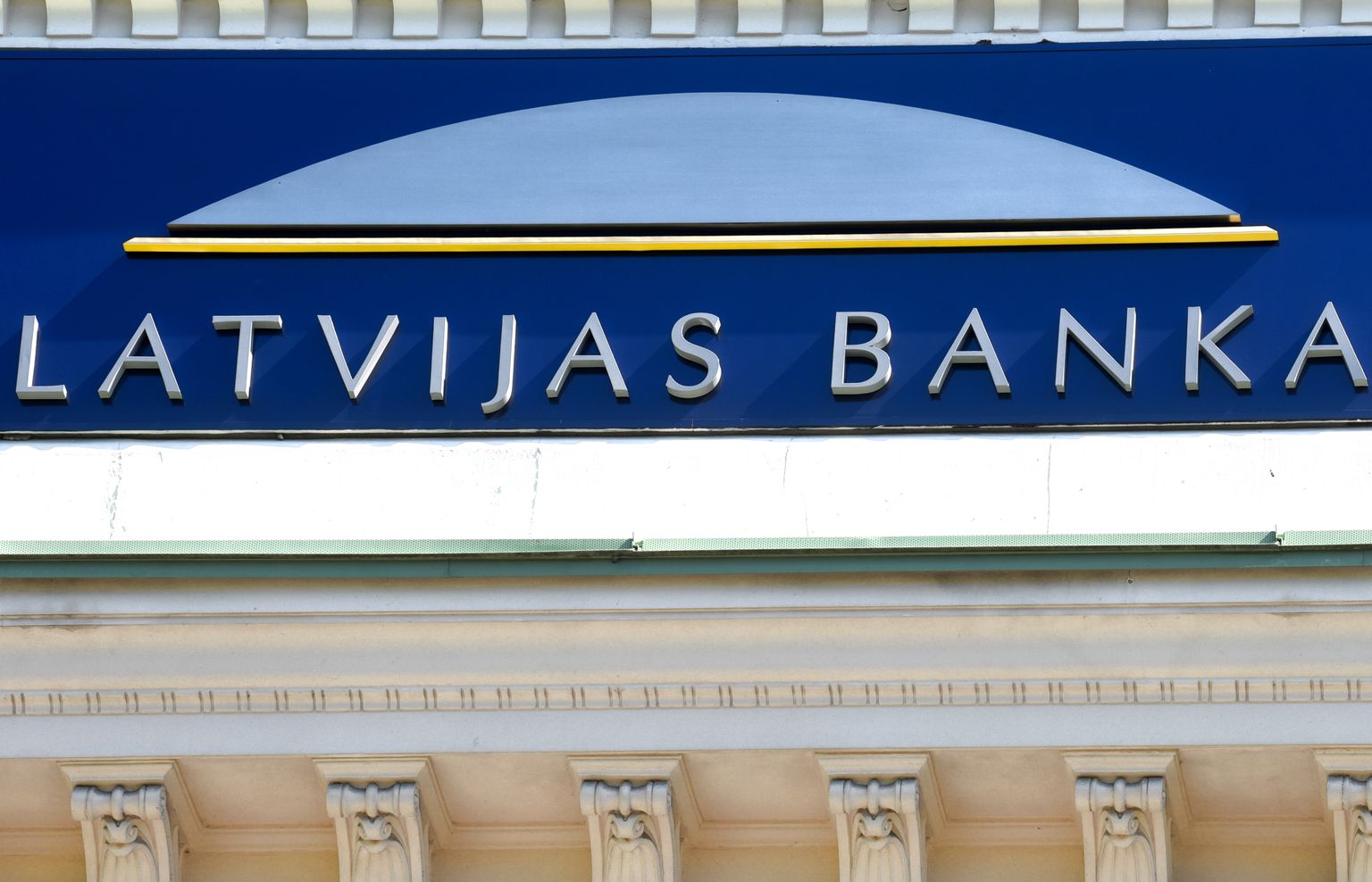 Latvijas bankas restaurētais uzraksts.