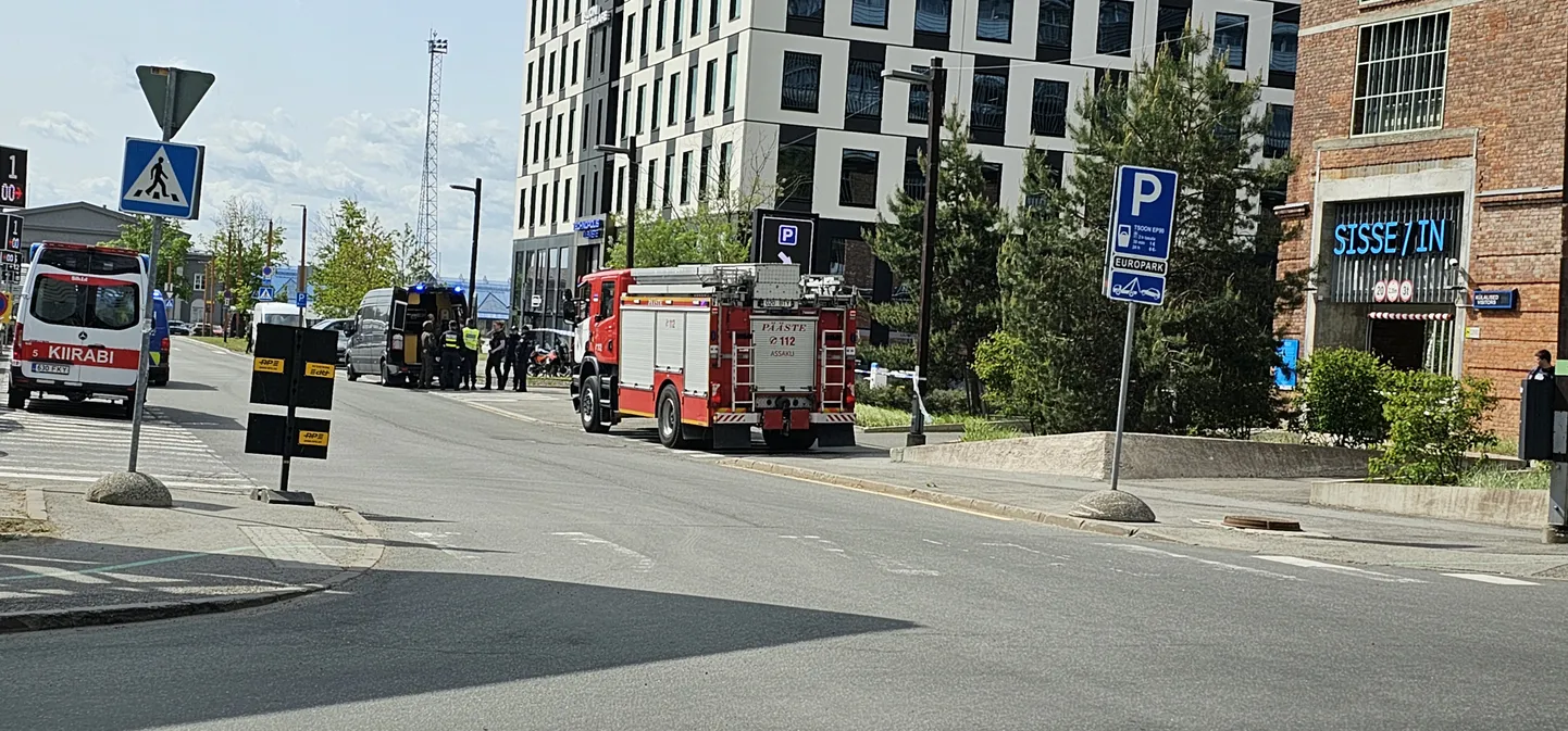 Politsei, päästjad ja demineerijad maksu- ja tolliameti hoone juures.