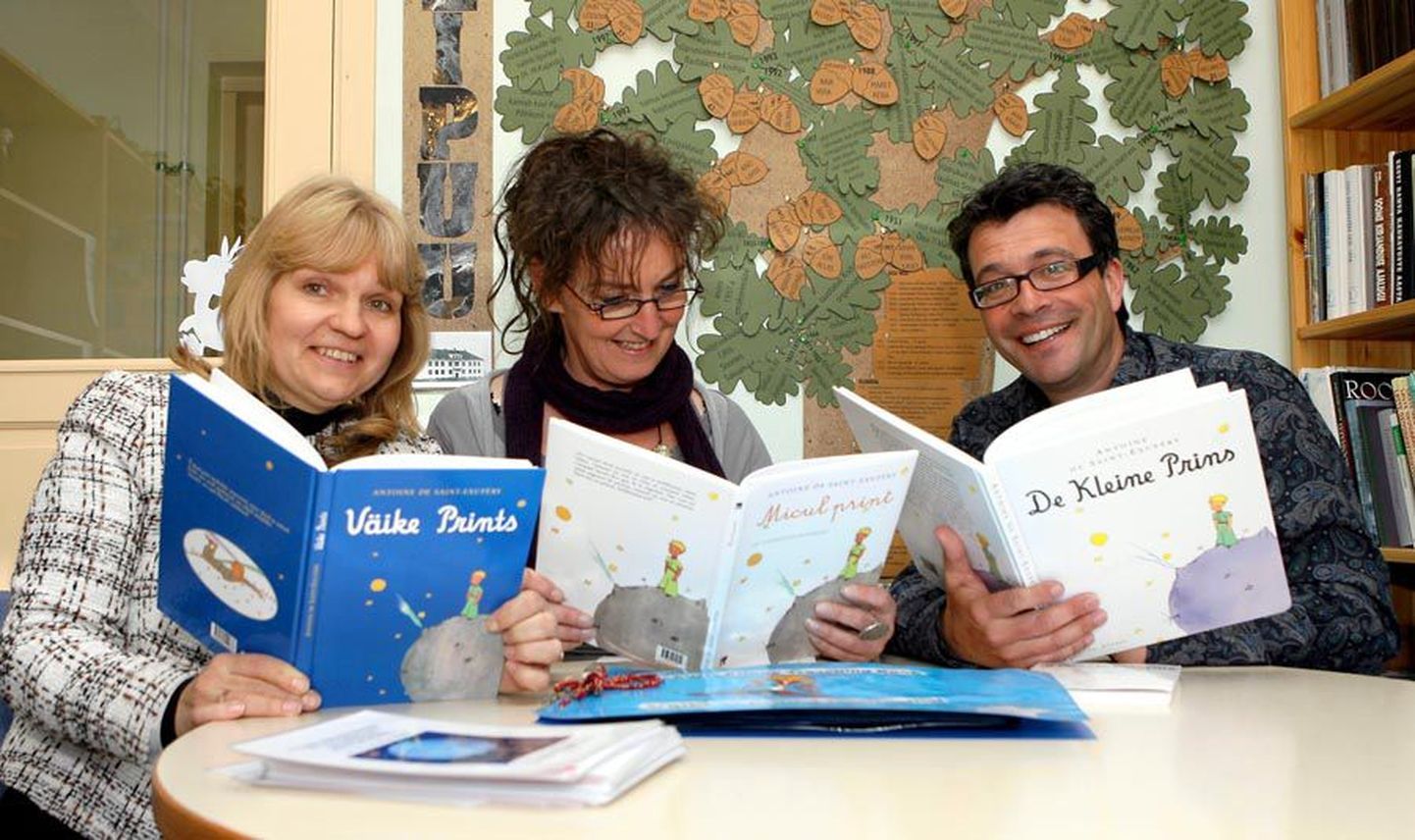 Paistu kooli Comeniuse projekti koordinaator Viive Sarv (vasakult) ning Belgia pedagoogid Anne Dierickx ja Joost Vercaemst uurivad eri keeltes välja antud «Väikse printsi» raamatuid, mis on nende ühise tegutsemise alus.