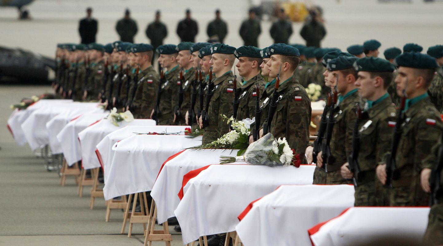 14. aprill 2010: kodumaale toodud Smolenski lennukatastroofi ohvrite kirstud.