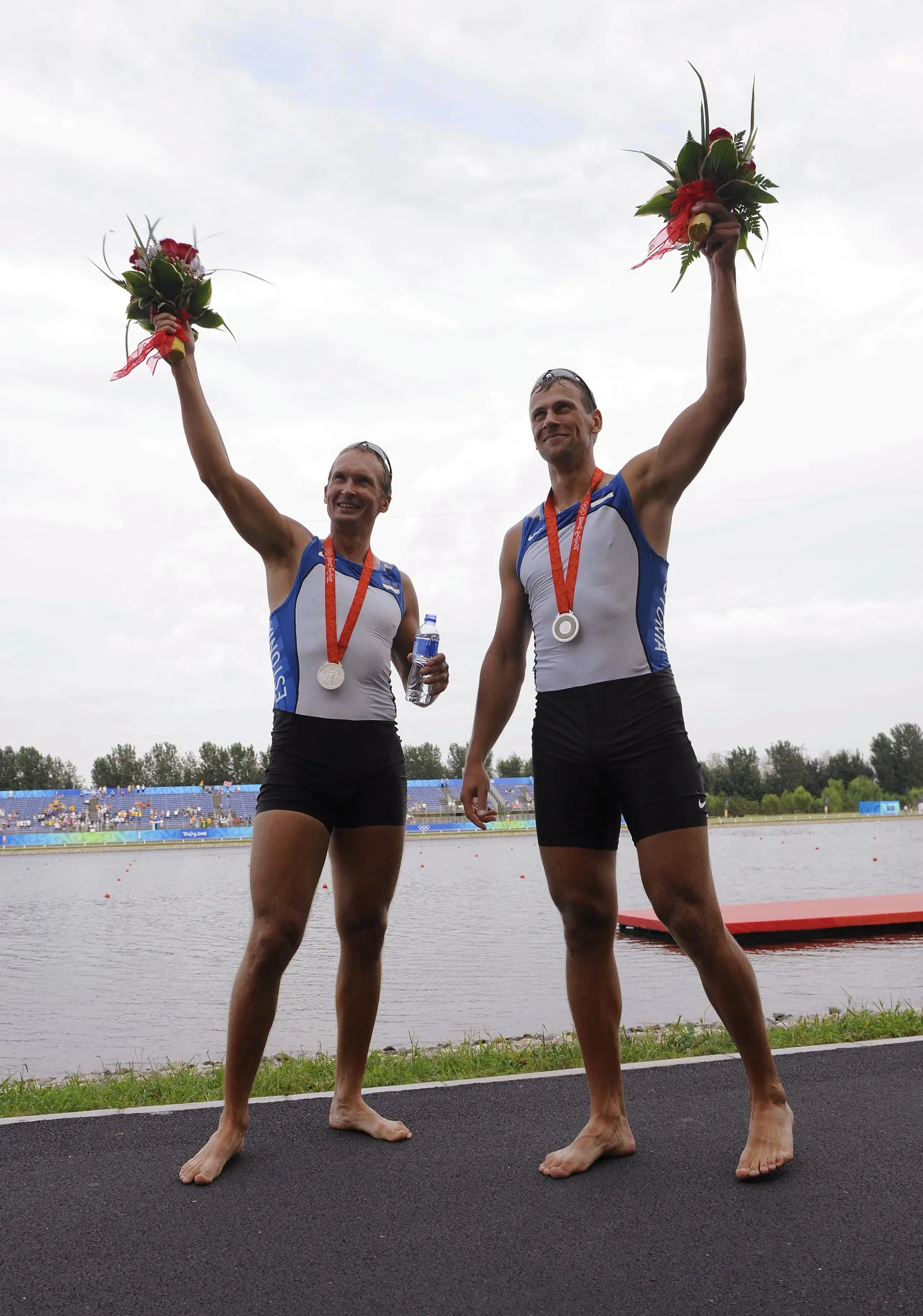 Jüri Jaanson ja Tõnu Endrekson pärast medalitseremooniat hõbemedalitega ajakirjanikele poseerimas.