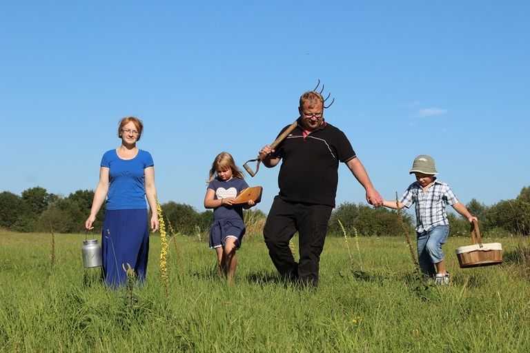 Saaremaal tegutseva mahlatootja Karmelia OÜ näol on tegu pereettevõttega, mille eesotsas on pereisa Ants Õun ja pereema Kristiina Õun.