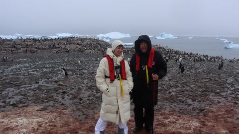 Фото ⟩ Андрей Макаревич с женой совершили путешествие в Антарктиду через самое штормовое место в мире