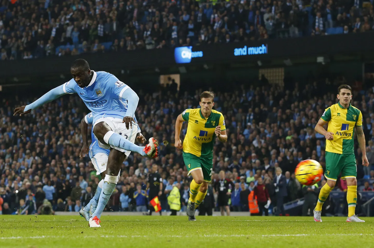 Yaya Toure (vasakul) täpne penalti tõi ManCity'le võidu.