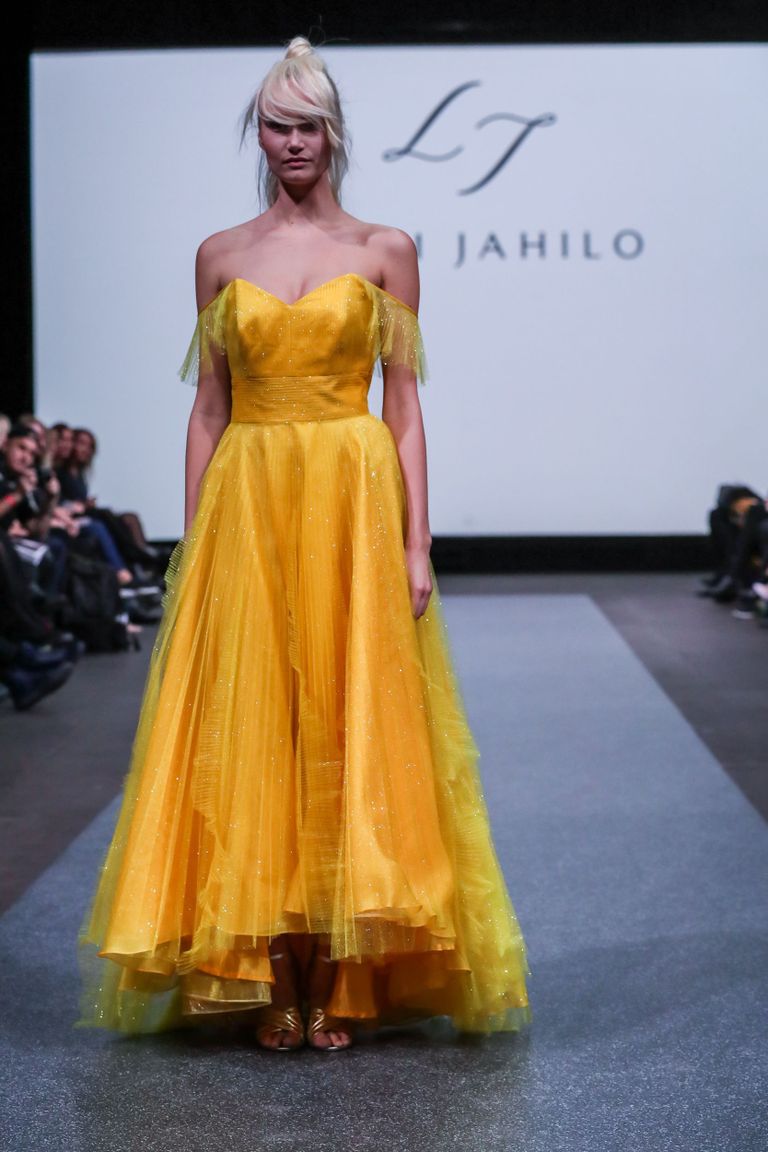 Päikesekollane kleit Lilli Jahilo kevadkollektsiooni finaalis oli kui täpp i-l.