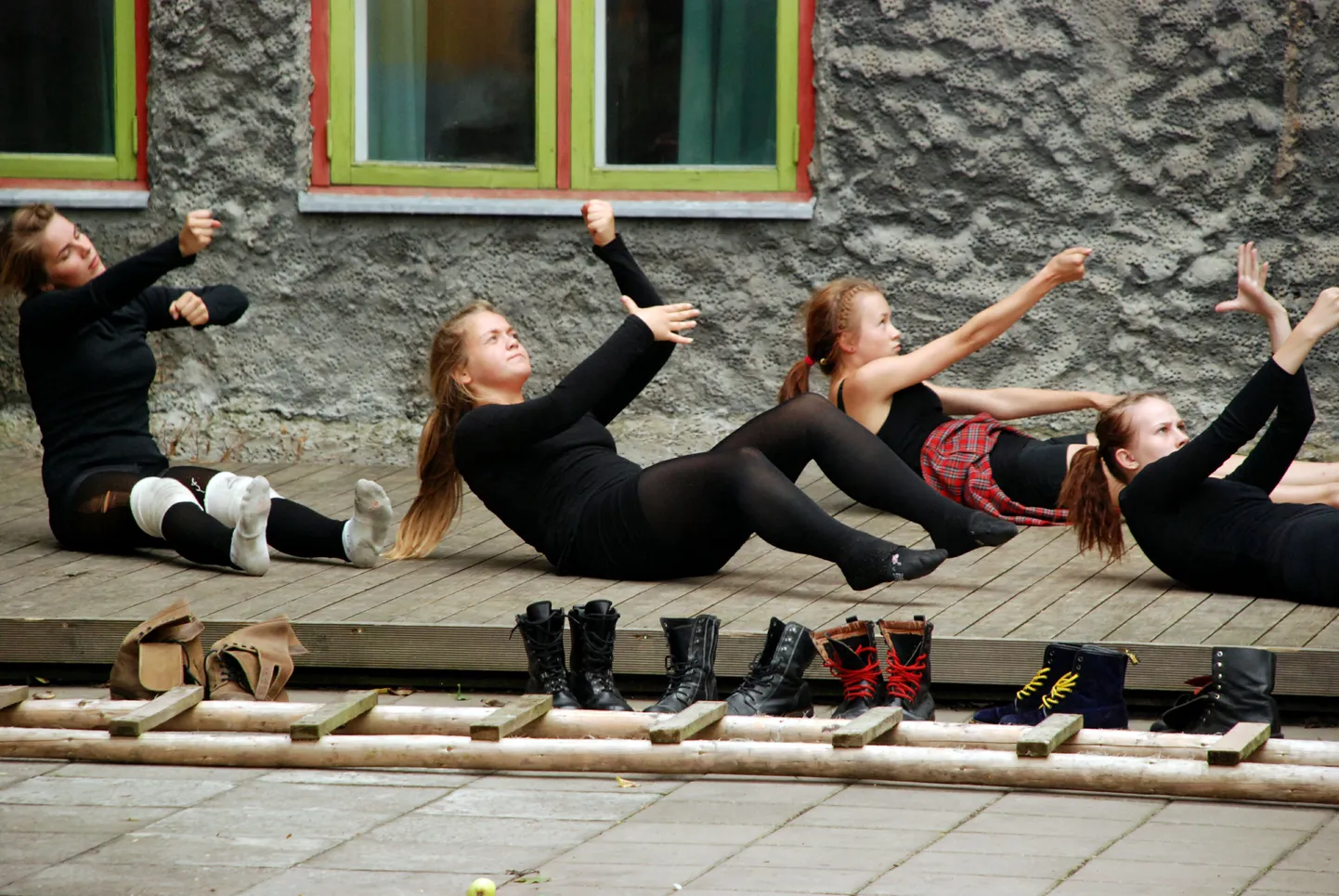 Kaasaegse tantsu linnalaagris osalejad näitavad tänavu uut tantsu. Fotol meenutus mullusest etendusest.