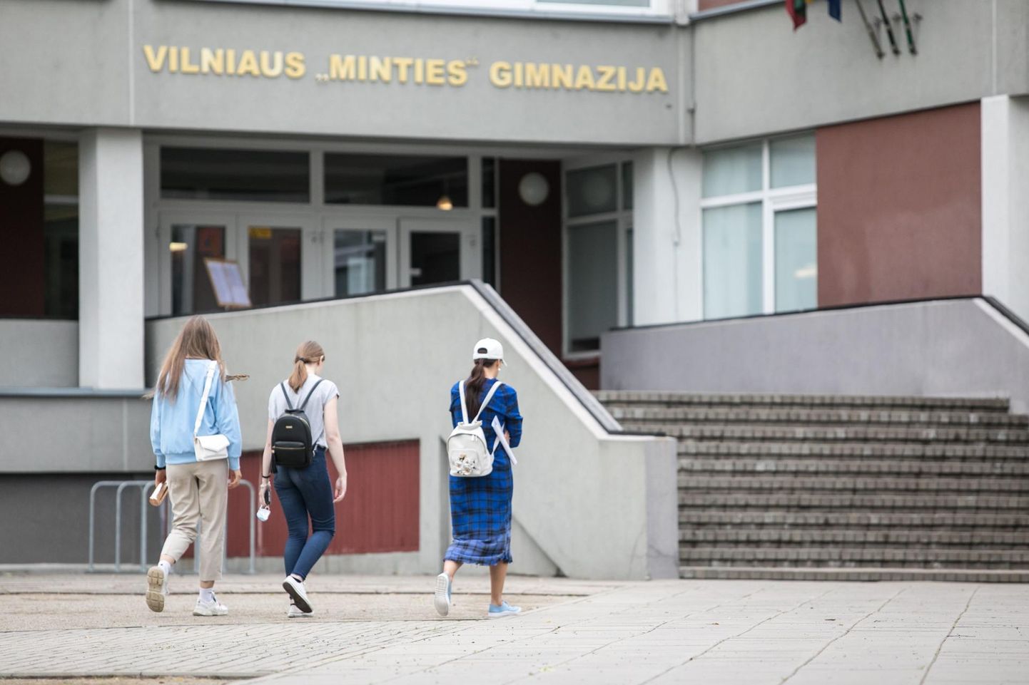 Leedu abituriendid tänavu juuni keskel teel eksamile Vilniuse Mintiesi gümnaasiumis. 