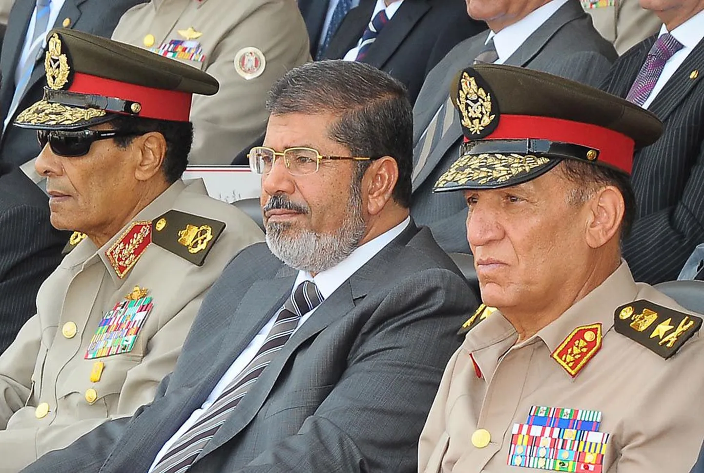 Egiptuse president Mohamed Morsi (keskel), sõjaväelise nõukogu juht feldmarssal Hussein Tantawi (vasakul) ja Egiptuse relvajõudude staabiülem Sami Anan.